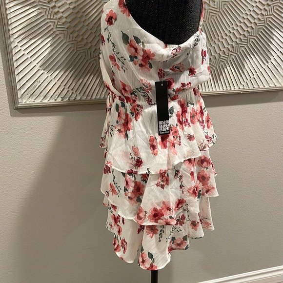 NWT Trixxi Red and Cream Floral Ruffle Tiered Dress Size Medium - Picture 5 of 6